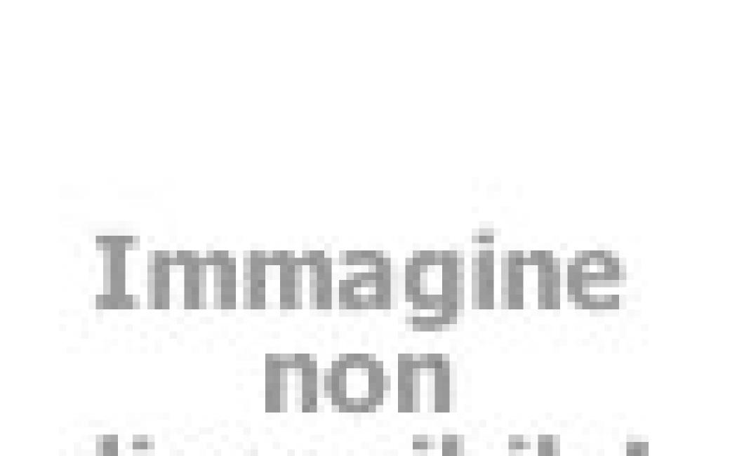 Due donne brindano sorridenti in costume da bagno, atmosfera estiva e rilassata.